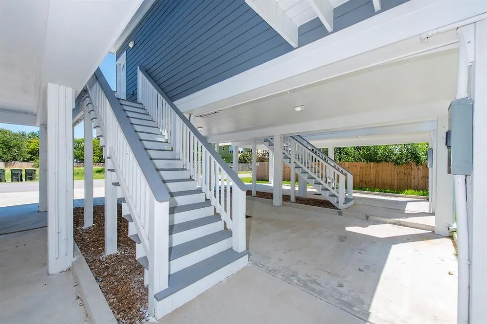 203 6th St #D San Leon, TX 77539