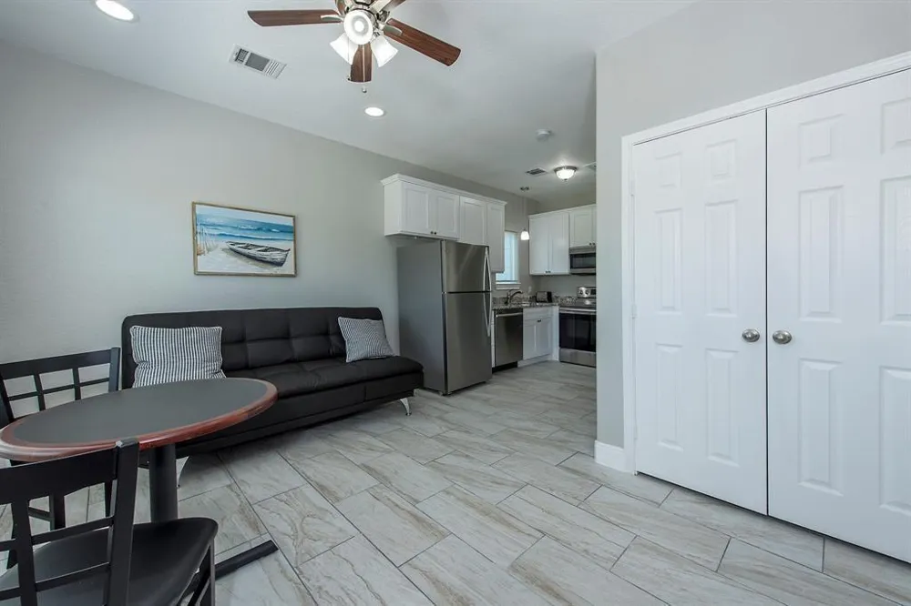 203 6th St #D San Leon, TX 77539
