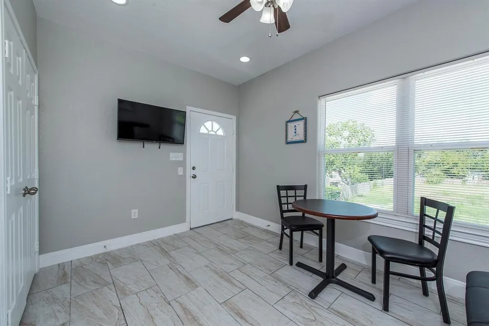 203 6th St #D San Leon, TX 77539