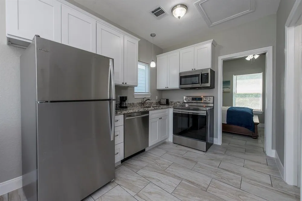 203 6th St #D San Leon, TX 77539