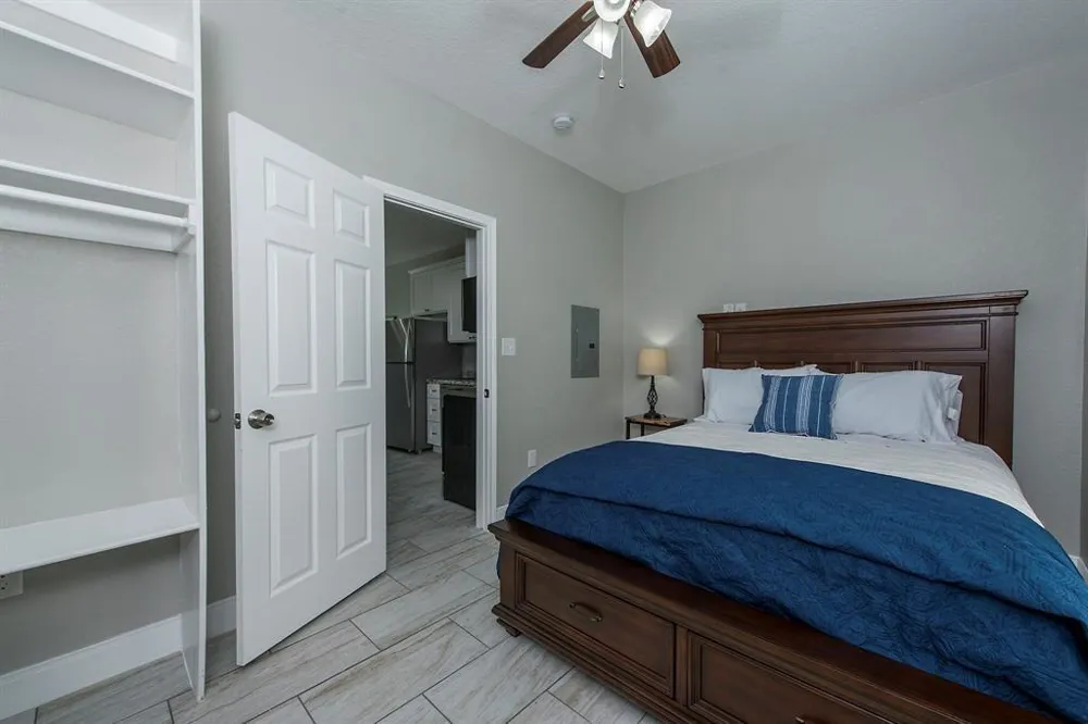 203 6th St #D San Leon, TX 77539