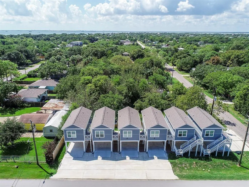 203 6th St #D San Leon, TX 77539