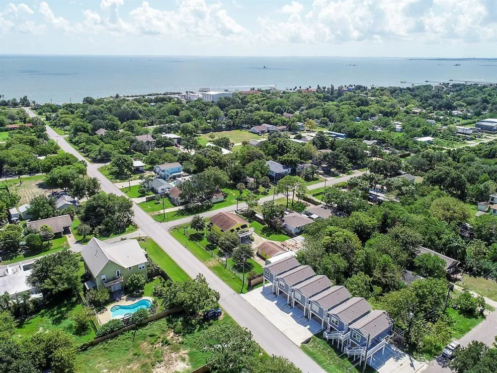 203 6th St #D San Leon, TX 77539