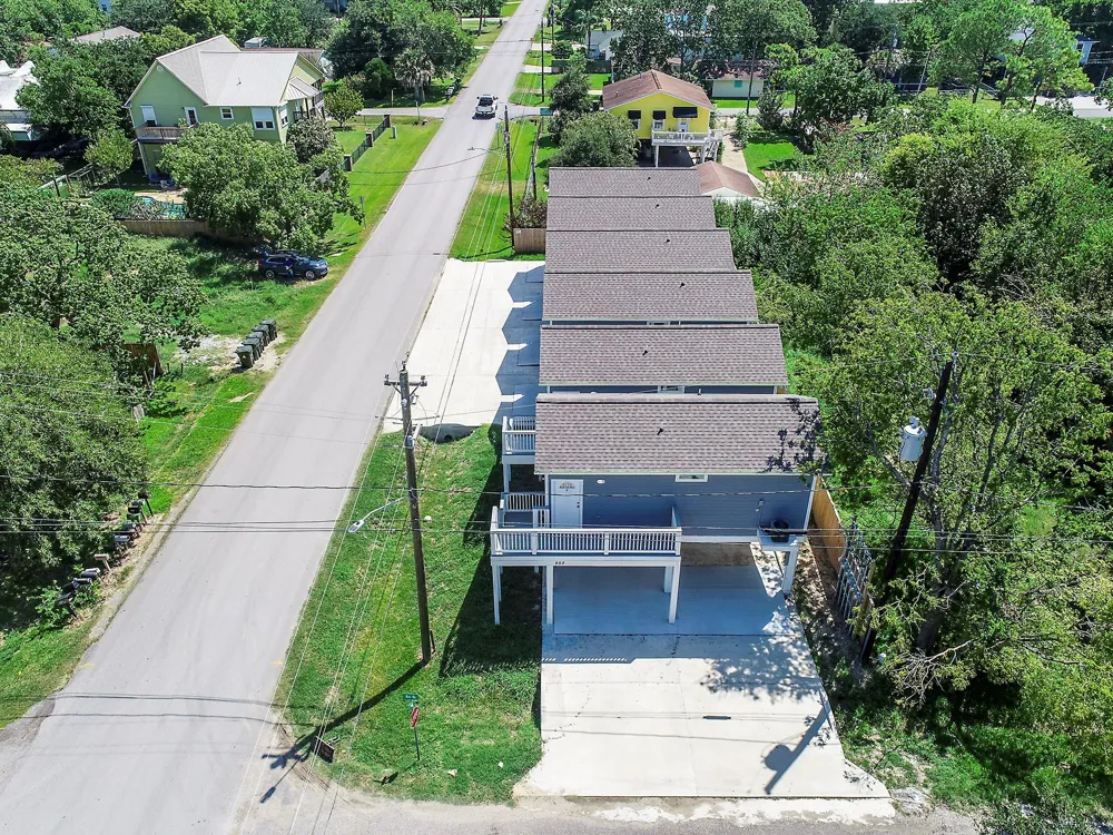 203 6th St #D San Leon, TX 77539