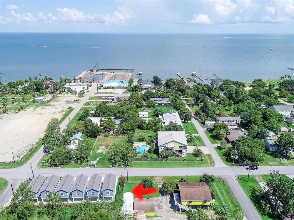 203 6th St #D San Leon, TX 77539