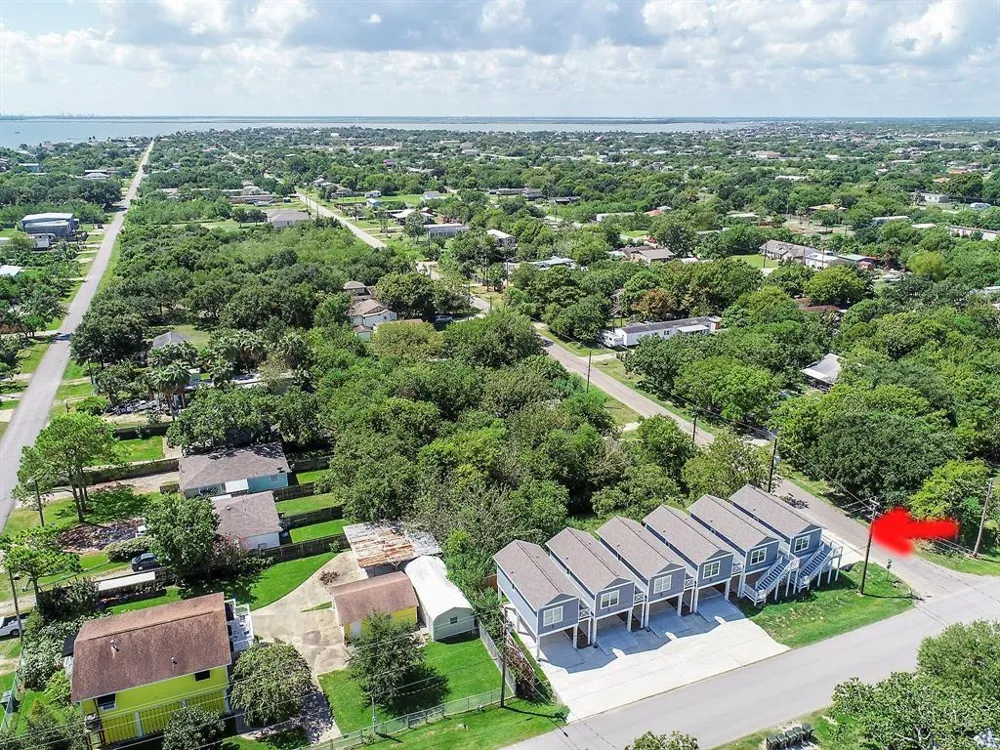 203 6th St #D San Leon, TX 77539
