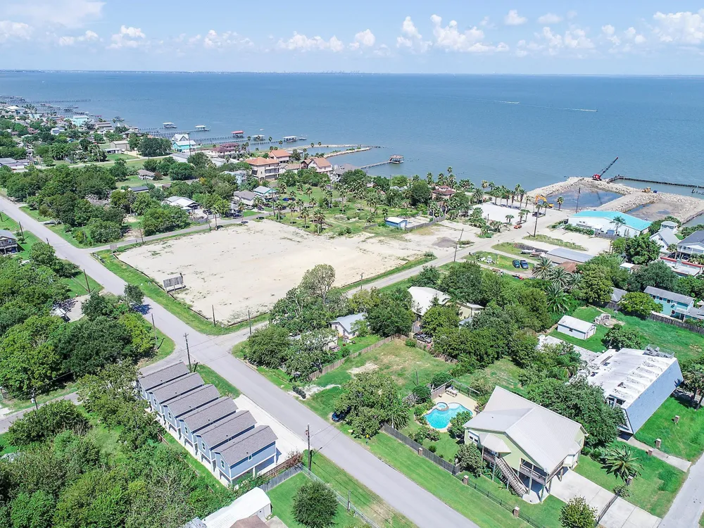 203 6th St #D San Leon, TX 77539