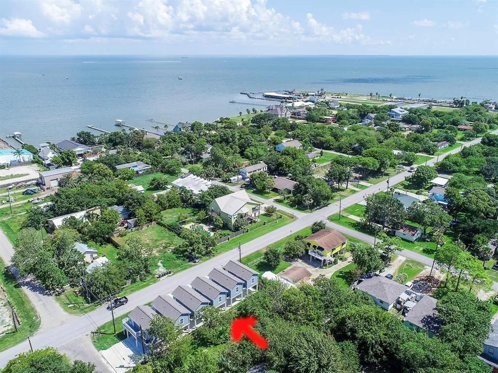 203 6th St #D San Leon, TX 77539