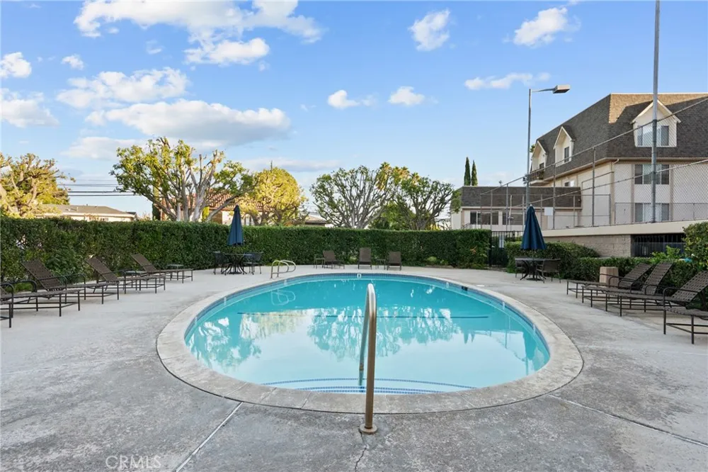 2385 Roscomare #F16 Bel Air, CA 90077