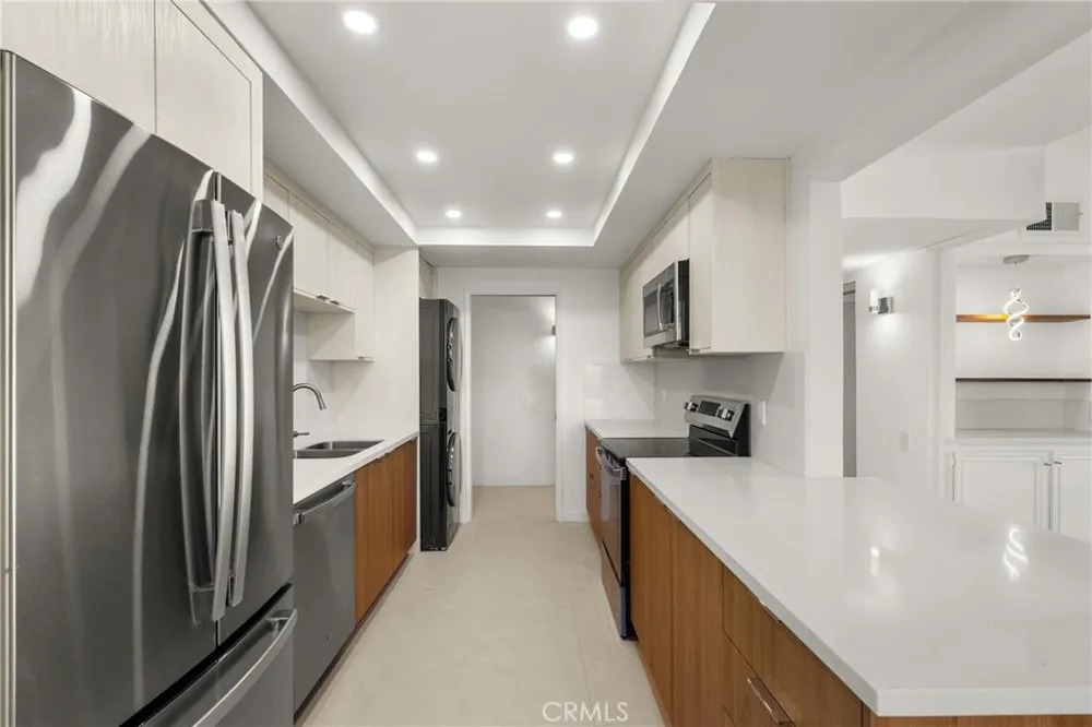2385 Roscomare #F16 Bel Air, CA 90077