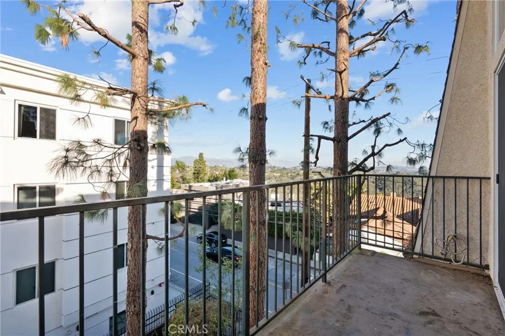 2385 Roscomare #F16 Bel Air, CA 90077