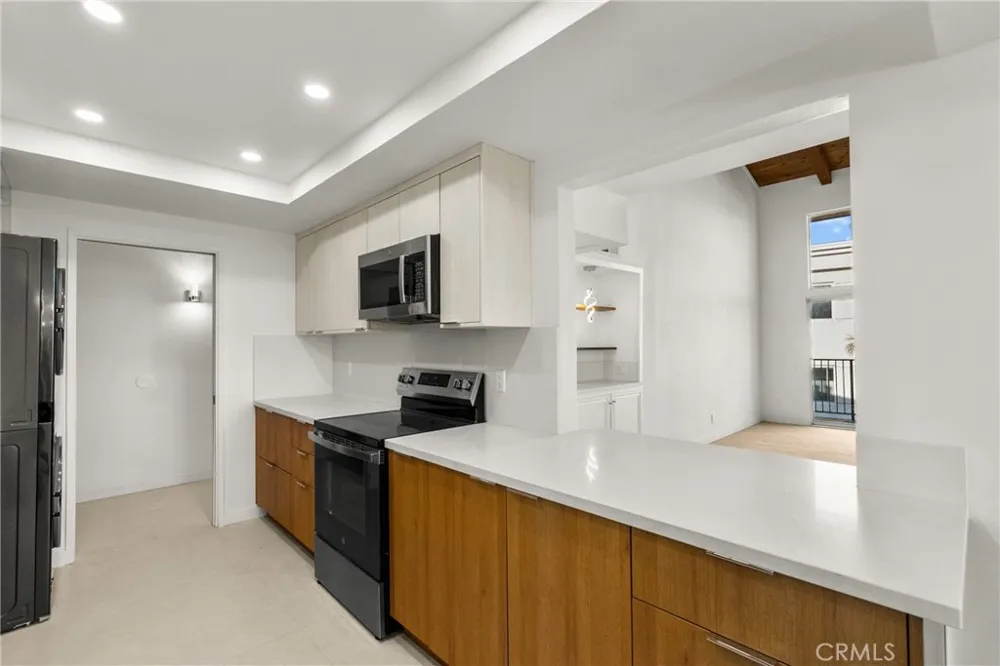2385 Roscomare #F16 Bel Air, CA 90077