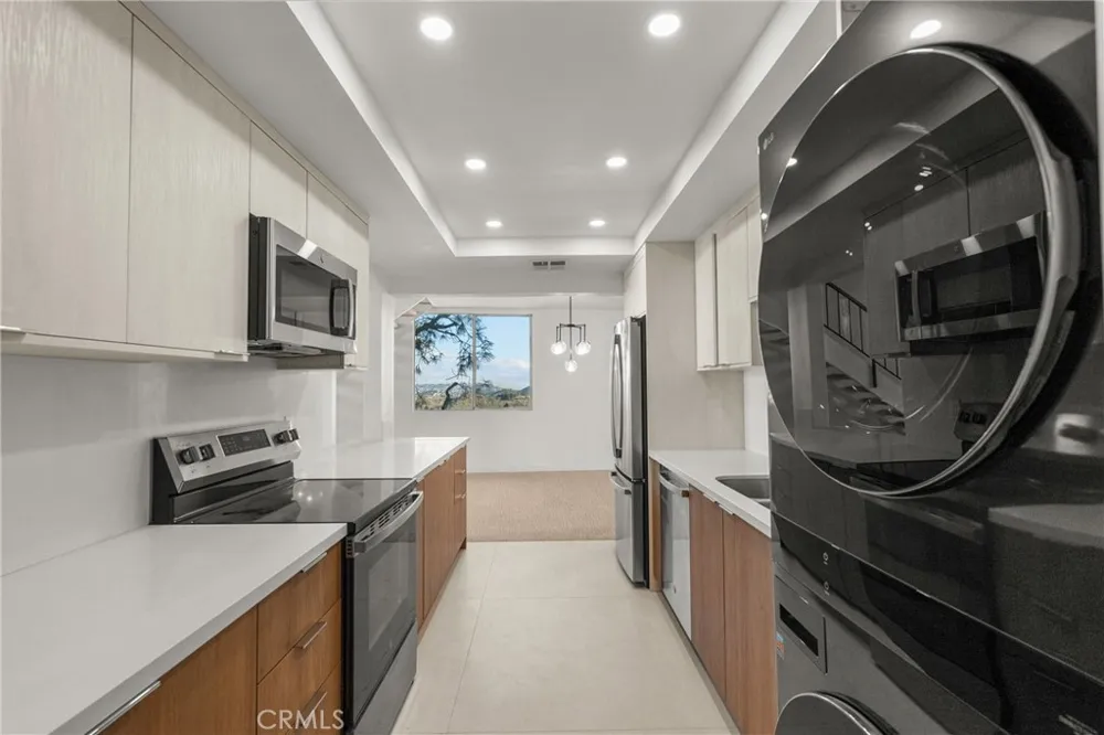 2385 Roscomare #F16 Bel Air, CA 90077