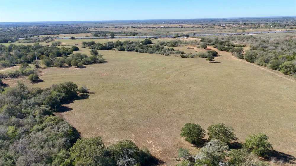 7180 County Road 283 Gonzales, TX 78632