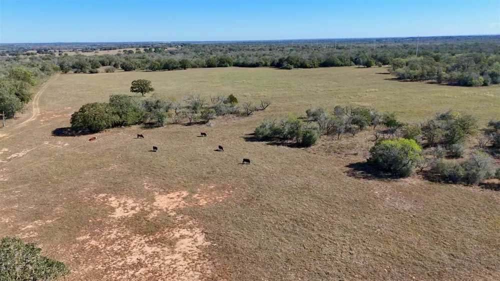 7180 County Road 283 Gonzales, TX 78632