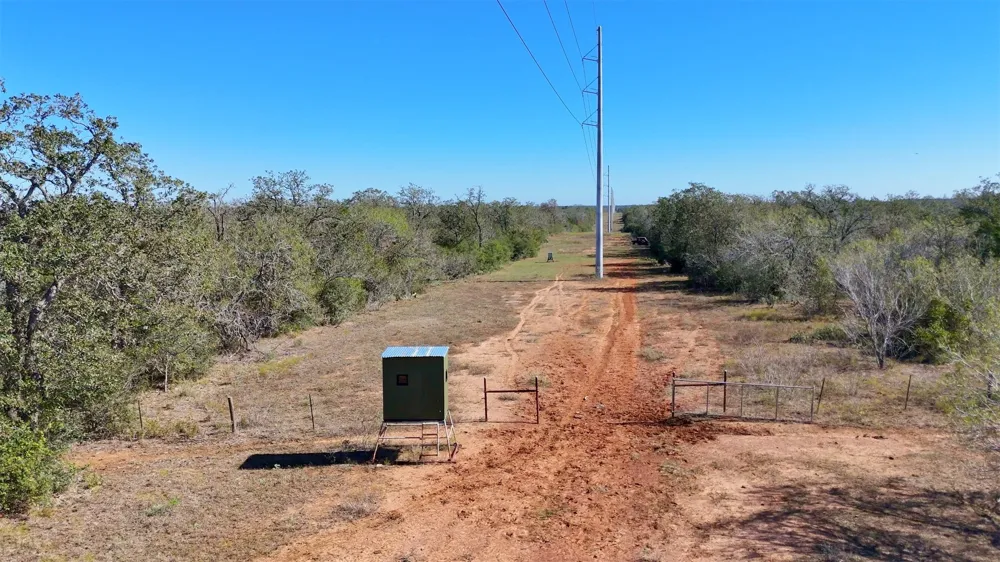 7180 County Road 283 Gonzales, TX 78632