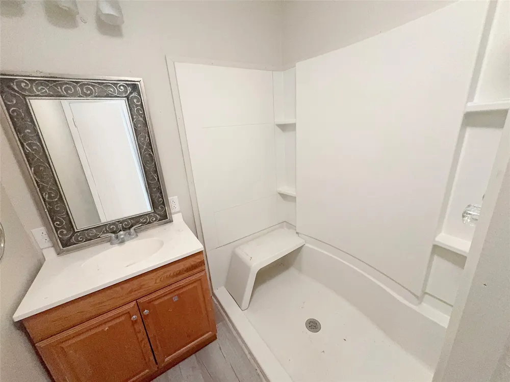 211 Oak Roscoe, TX 79545