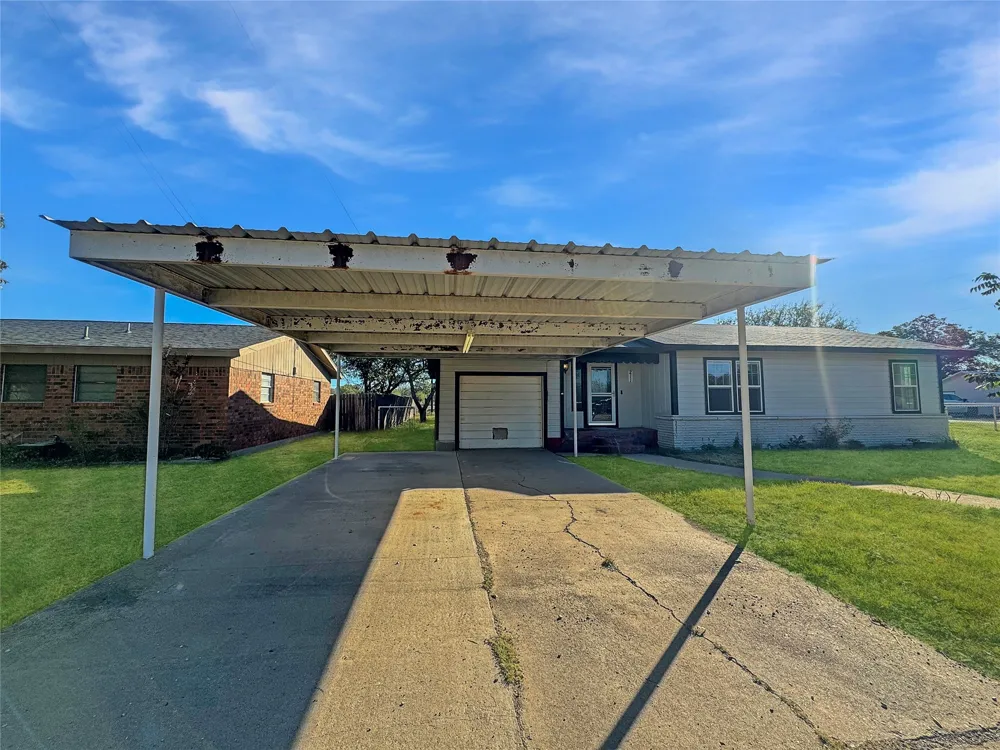 211 Oak Roscoe, TX 79545
