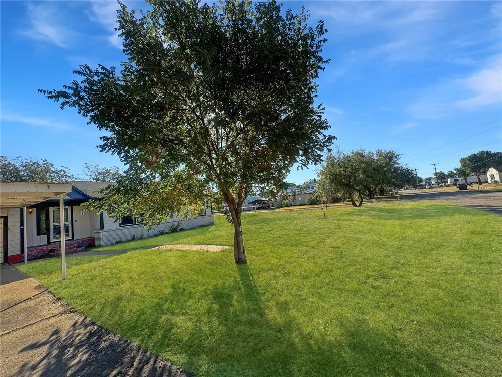 211 Oak Roscoe, TX 79545