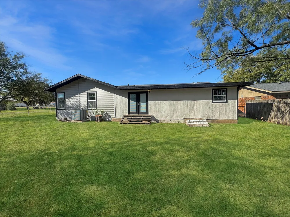 211 Oak Roscoe, TX 79545