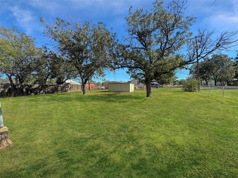 211 Oak Roscoe, TX 79545