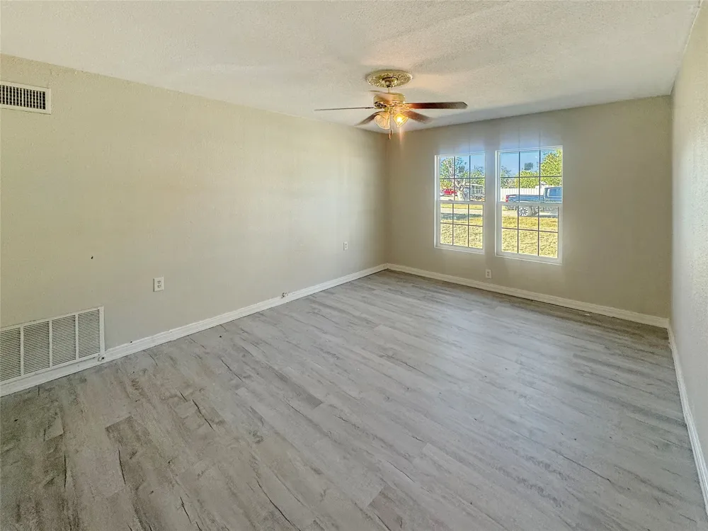 211 Oak Roscoe, TX 79545