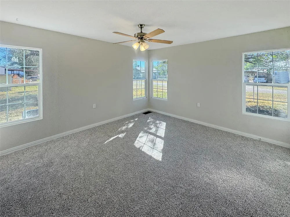 211 Oak Roscoe, TX 79545
