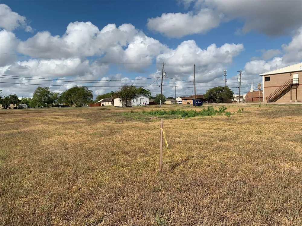 423 S Avenue H Freeport, TX 77541