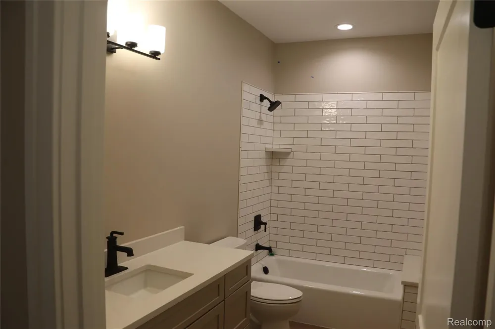 7877 Donegal Court Tyrone Township, MI 48430
