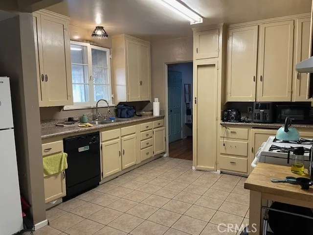 6709 Vesper Van Nuys, CA 91405