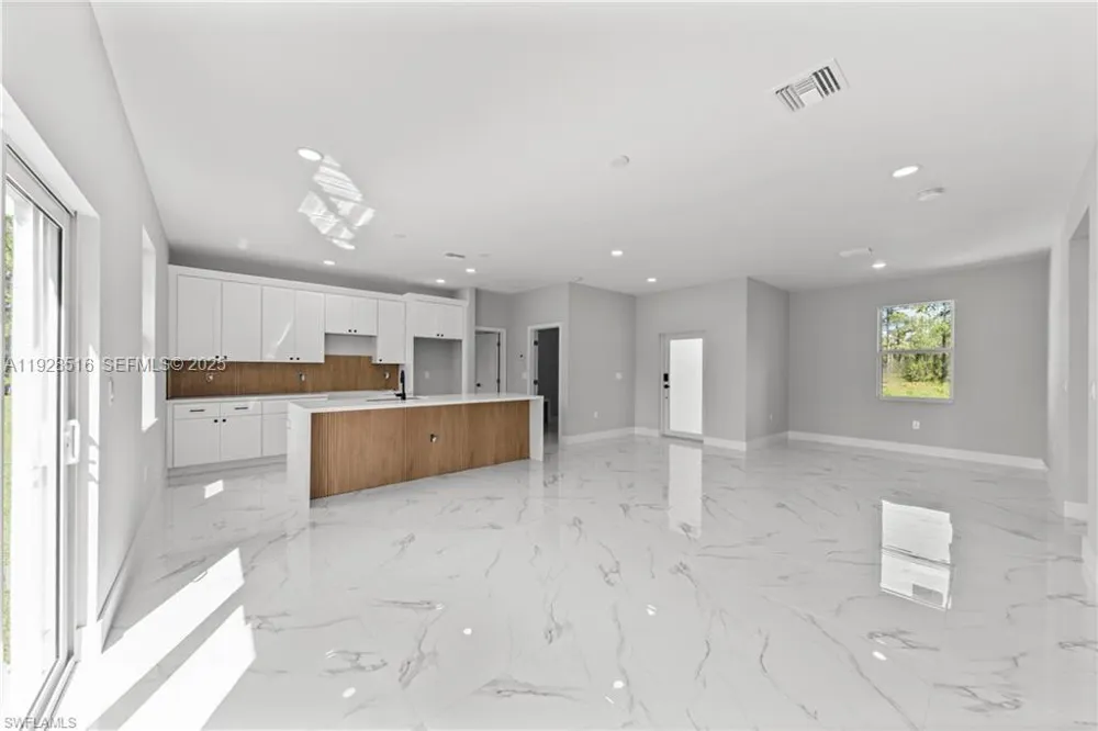 1110 GARIBALDI SST E Lehigh Acres, FL 33974