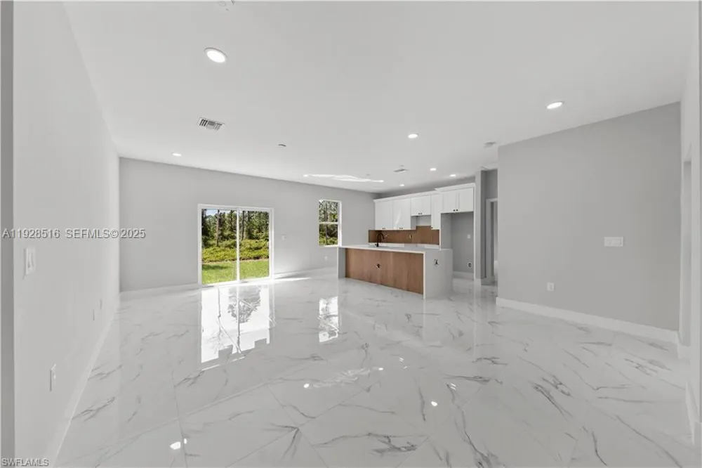 1110 GARIBALDI SST E Lehigh Acres, FL 33974