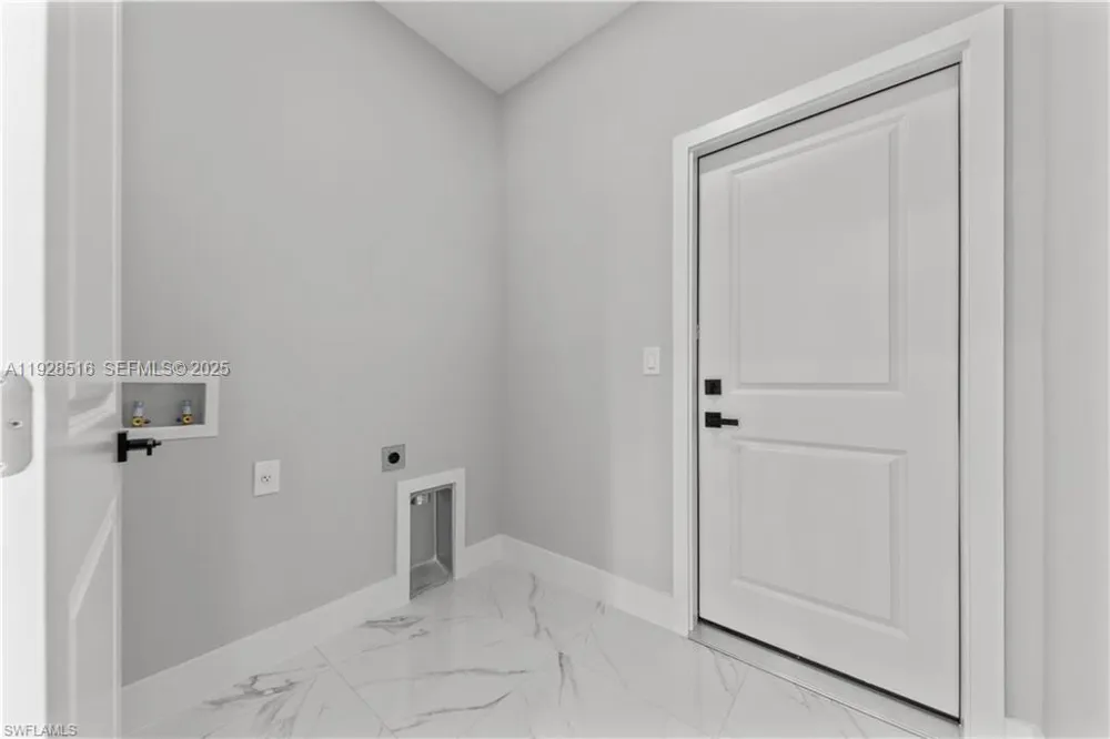 1110 GARIBALDI SST E Lehigh Acres, FL 33974