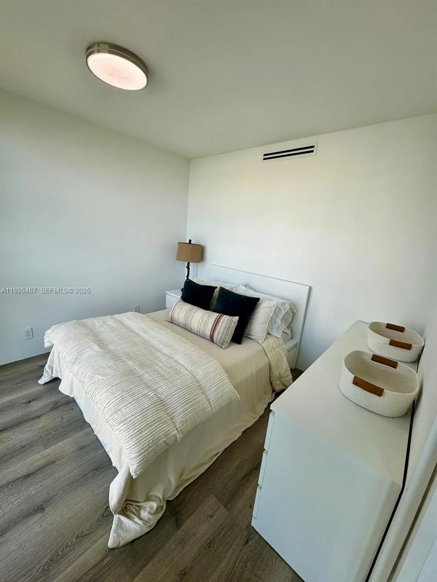 1121 Crandon Blvd #E1001 Key Biscayne, FL 33149