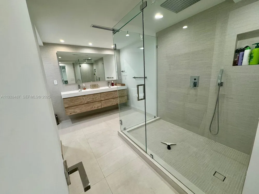 1121 Crandon Blvd #E1001 Key Biscayne, FL 33149