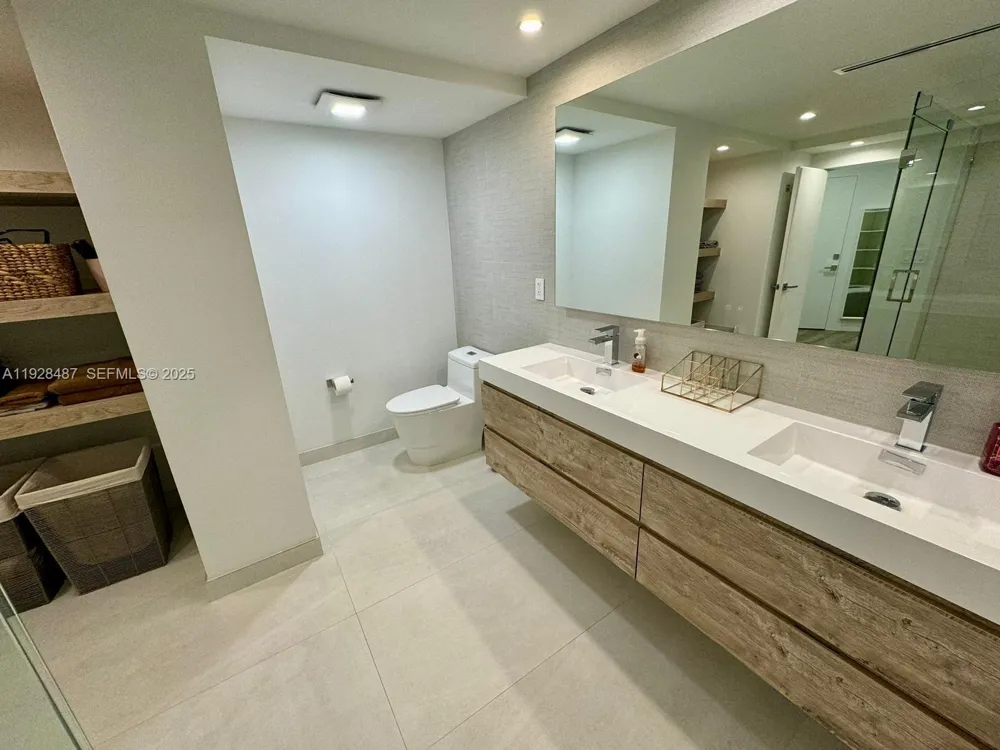1121 Crandon Blvd #E1001 Key Biscayne, FL 33149
