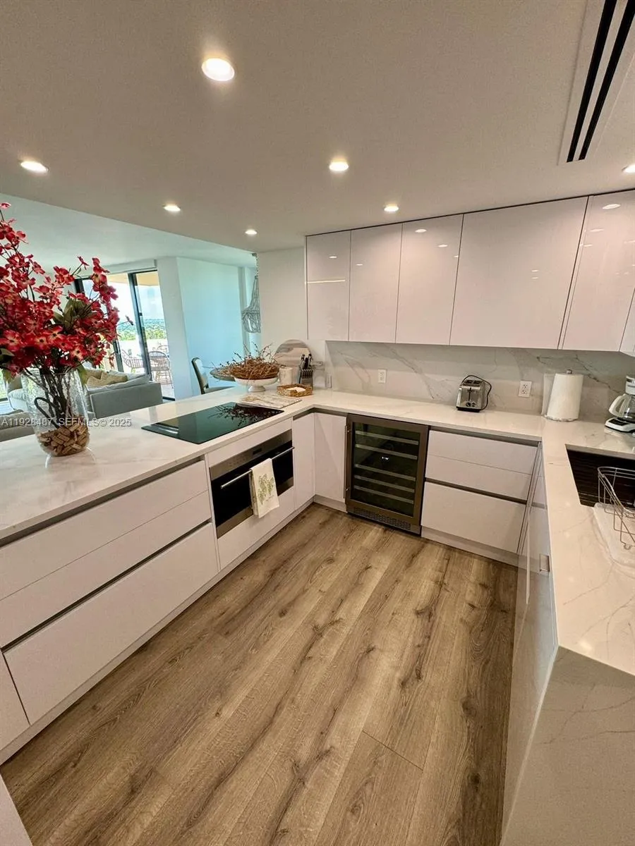 1121 Crandon Blvd #E1001 Key Biscayne, FL 33149