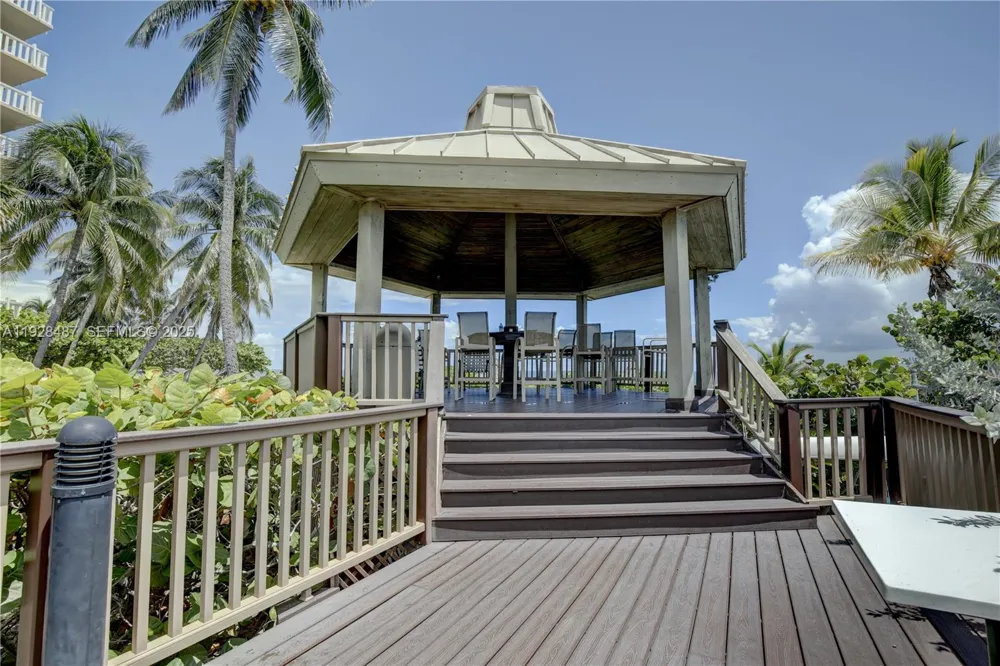 1121 Crandon Blvd #E1001 Key Biscayne, FL 33149
