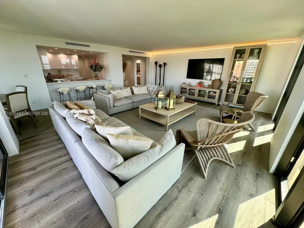 1121 Crandon Blvd #E1001 Key Biscayne, FL 33149