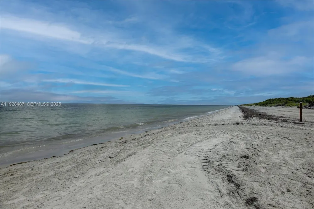 1121 Crandon Blvd #E1001 Key Biscayne, FL 33149