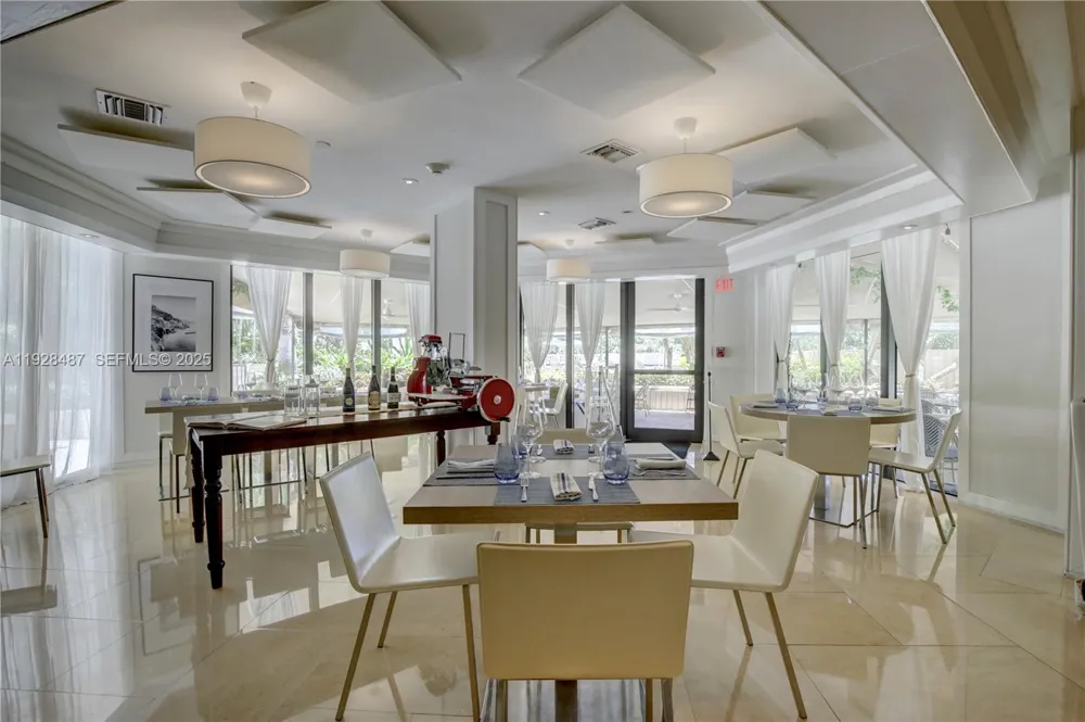 1121 Crandon Blvd #E1001 Key Biscayne, FL 33149