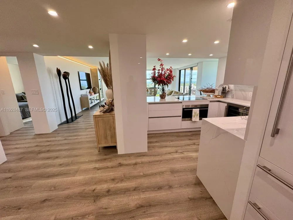 1121 Crandon Blvd #E1001 Key Biscayne, FL 33149