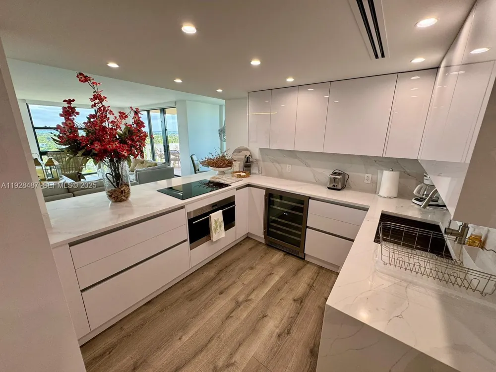 1121 Crandon Blvd #E1001 Key Biscayne, FL 33149