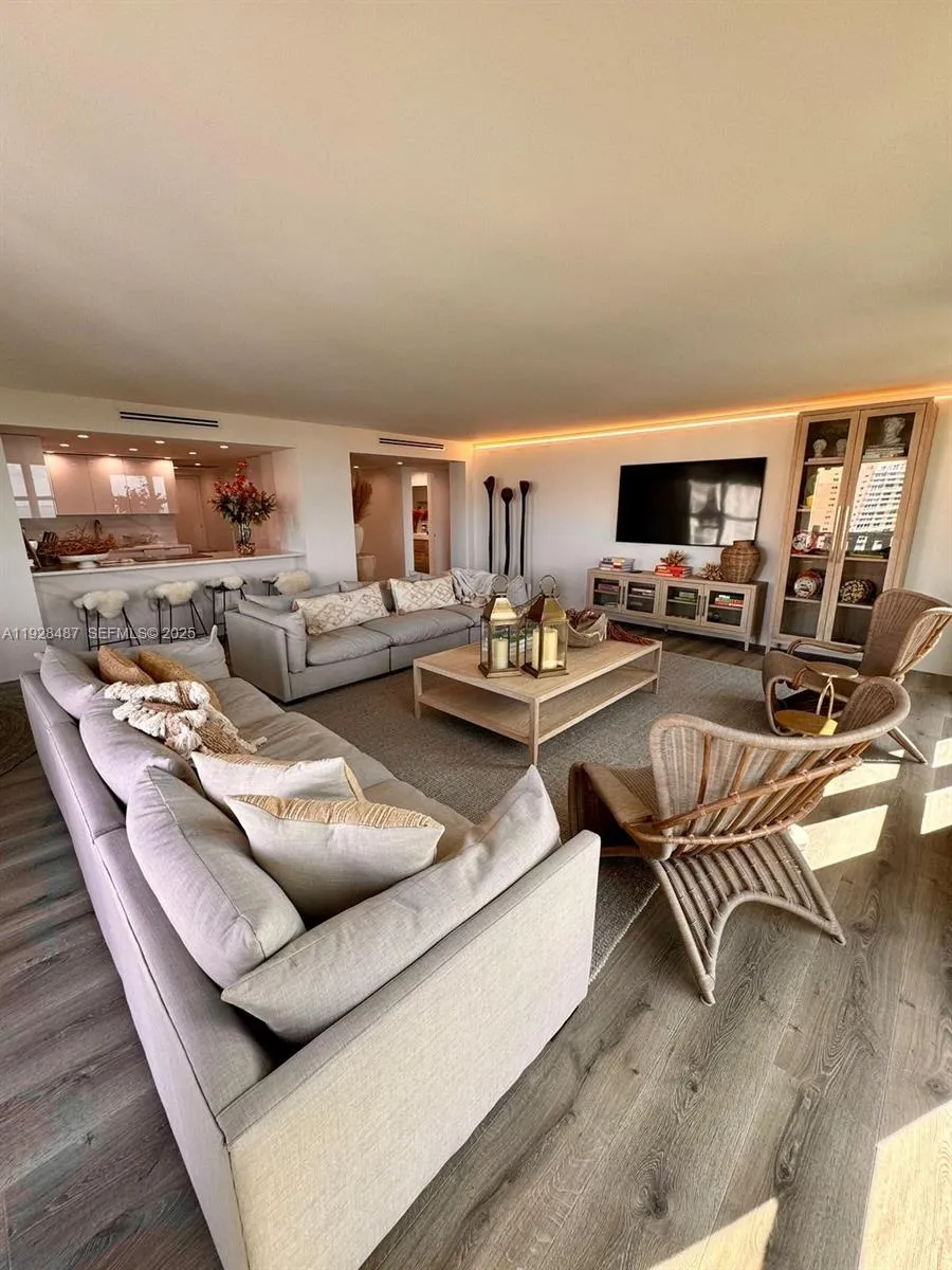 1121 Crandon Blvd #E1001 Key Biscayne, FL 33149