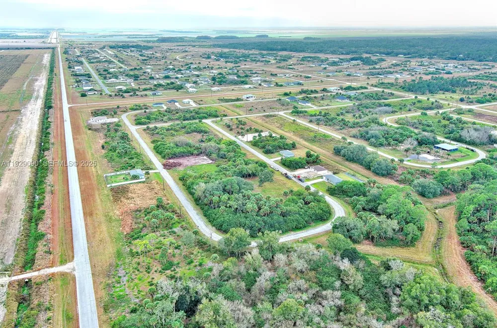 173 CAROUSEL AVE La Belle, FL 33935