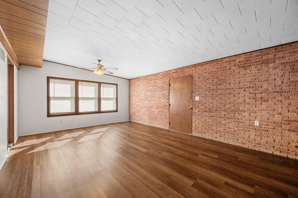 209 3rd Avenue Columbus, TX 78934