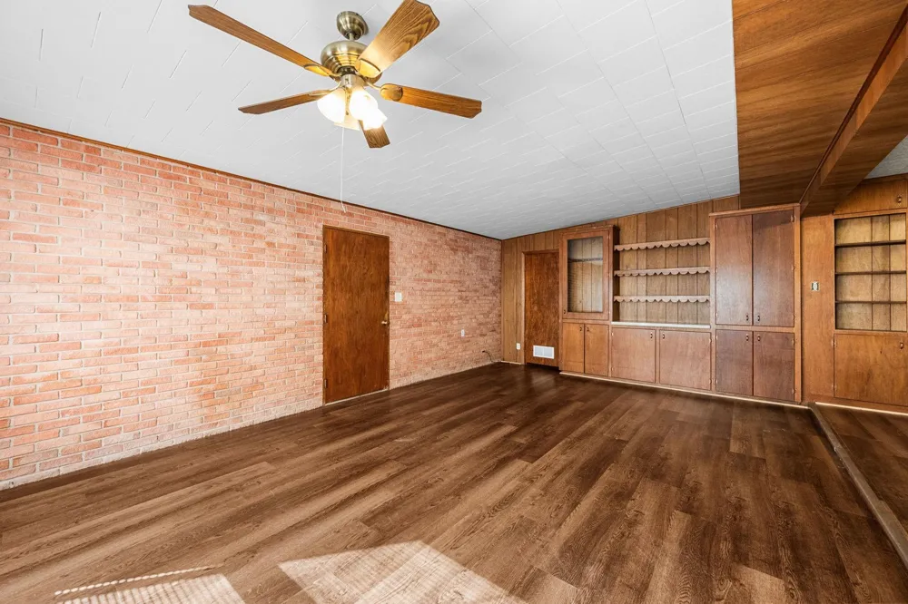 209 3rd Avenue Columbus, TX 78934