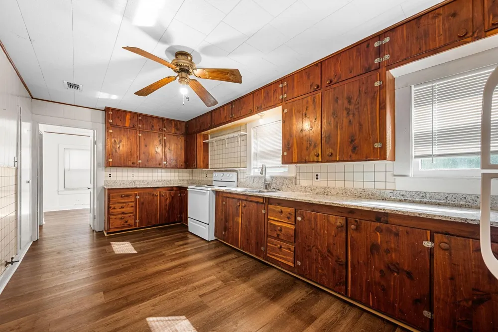 209 3rd Avenue Columbus, TX 78934