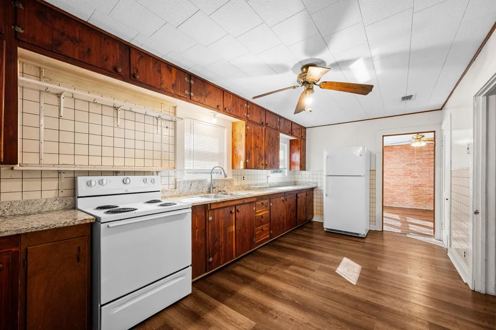 209 3rd Avenue Columbus, TX 78934