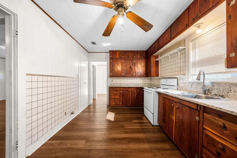 209 3rd Avenue Columbus, TX 78934